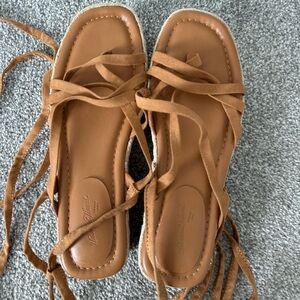 NWOT Universal Thread woman’s sandals size 6.